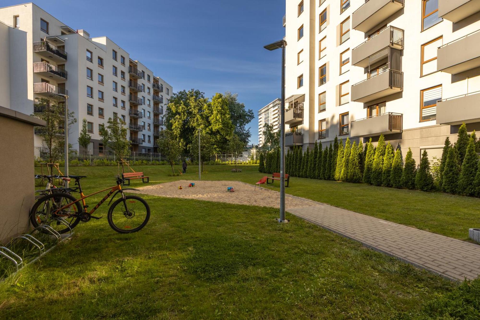 Wola - Parking, Balcony, Workdesk - By Rentujemy Apartment